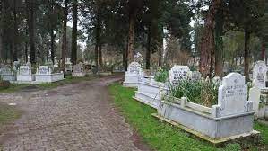 YALNIZIM DİYEMEMİŞ DE “KİMSENİN FATİHA BİLMEDİĞİ BİR KÖYDE ÖLDÜM” DEMİŞ ŞAİR