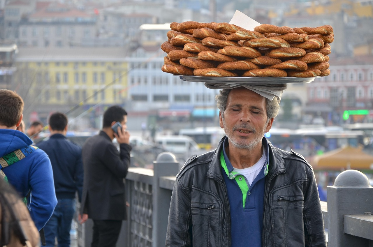 HADİ SİMİT SATANI ANLIYORUM KESTANE SATANI DA PEKİ DOST SATMAK DA NE OLUYOR O DA MI EKMEK PARASI